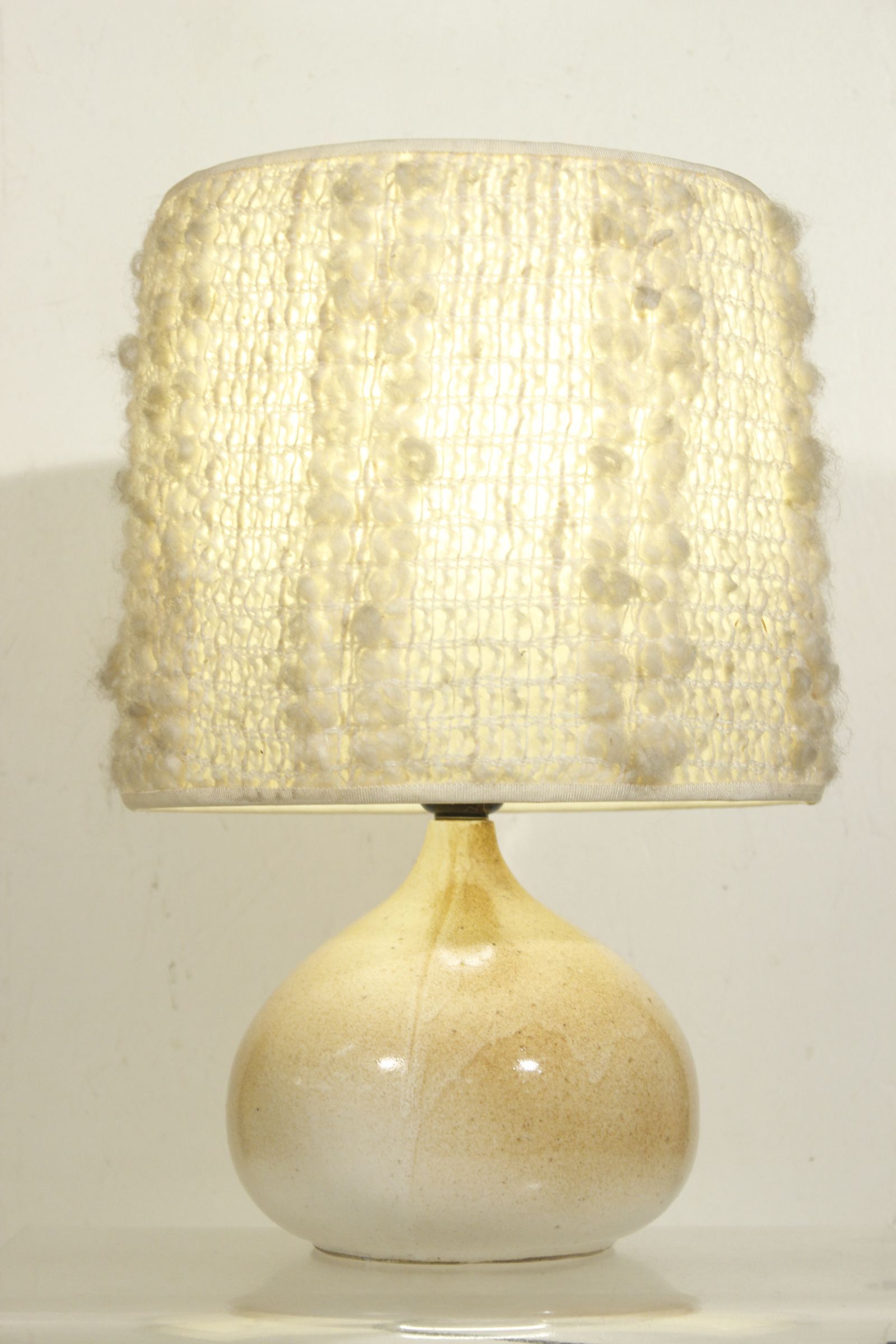 Lampe vintage en céramique beige abat jour en laine, France 1960s
