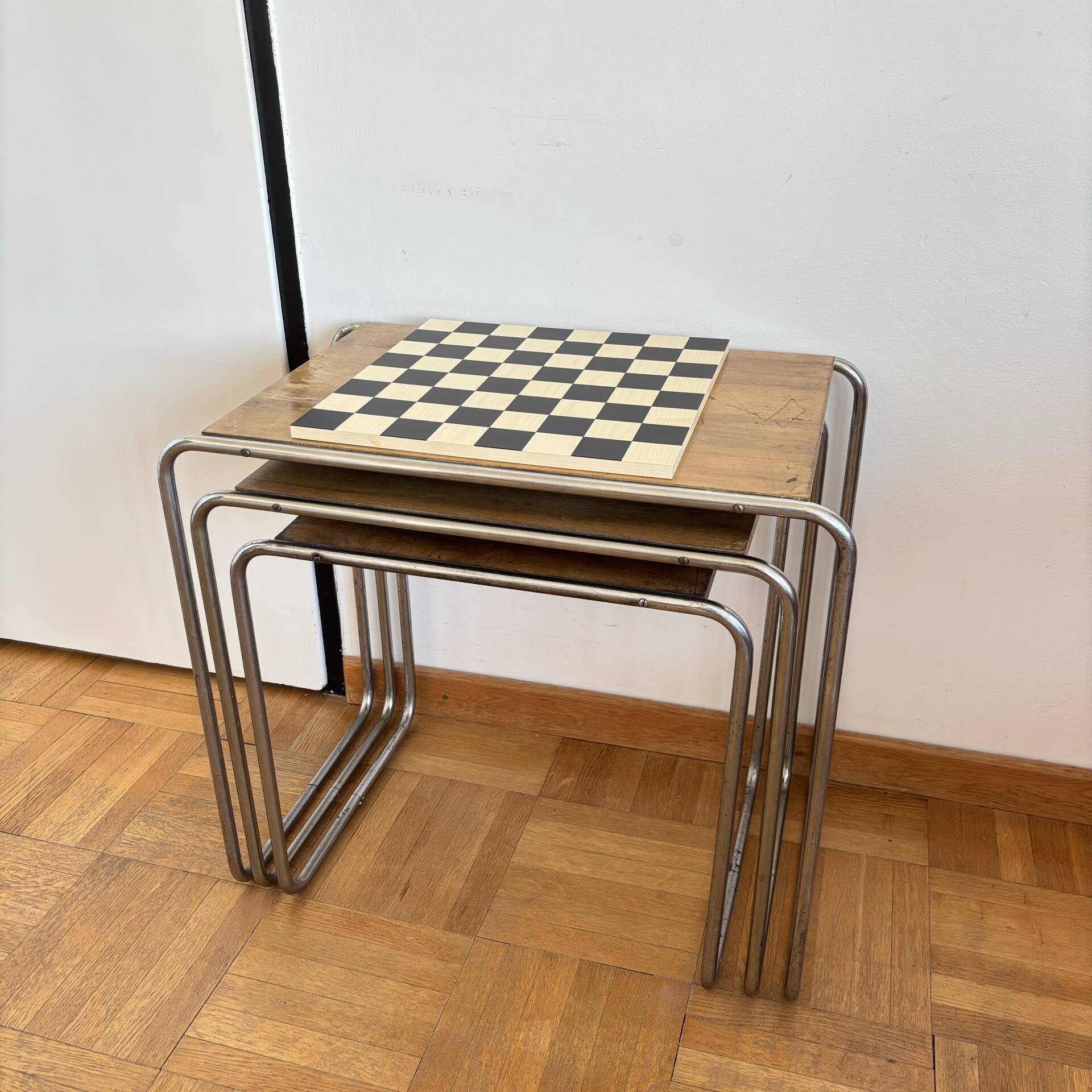 Functionalist nesting tables B9