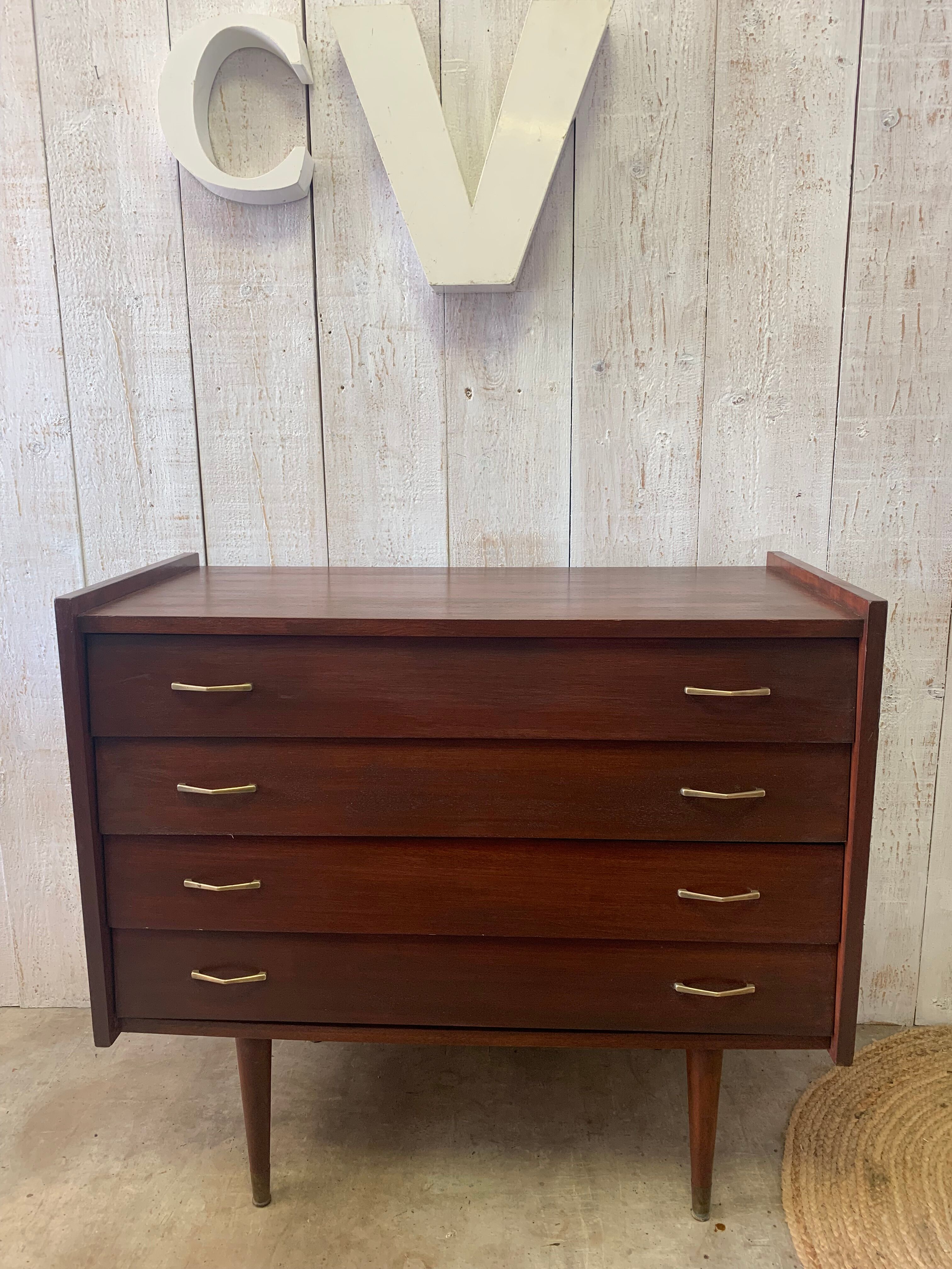 Chest of drawers with tapered feet