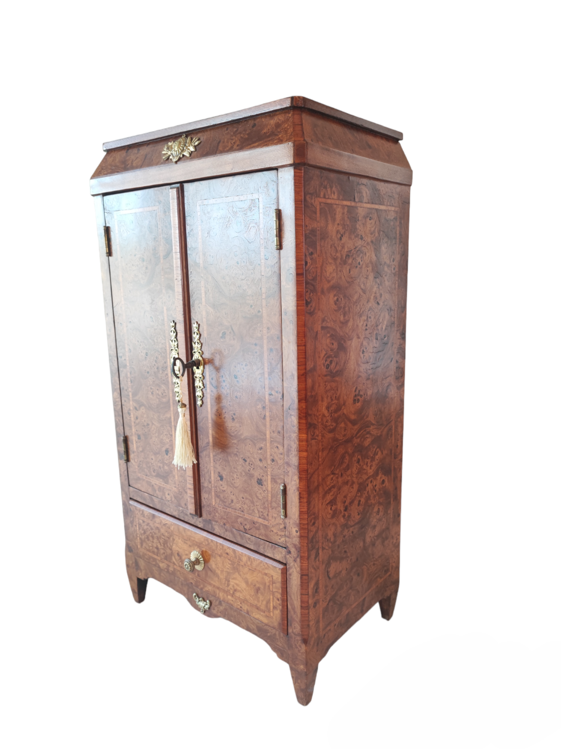 Armoire miniature en noyer Burr