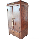 Armoire miniature en noyer Burr
