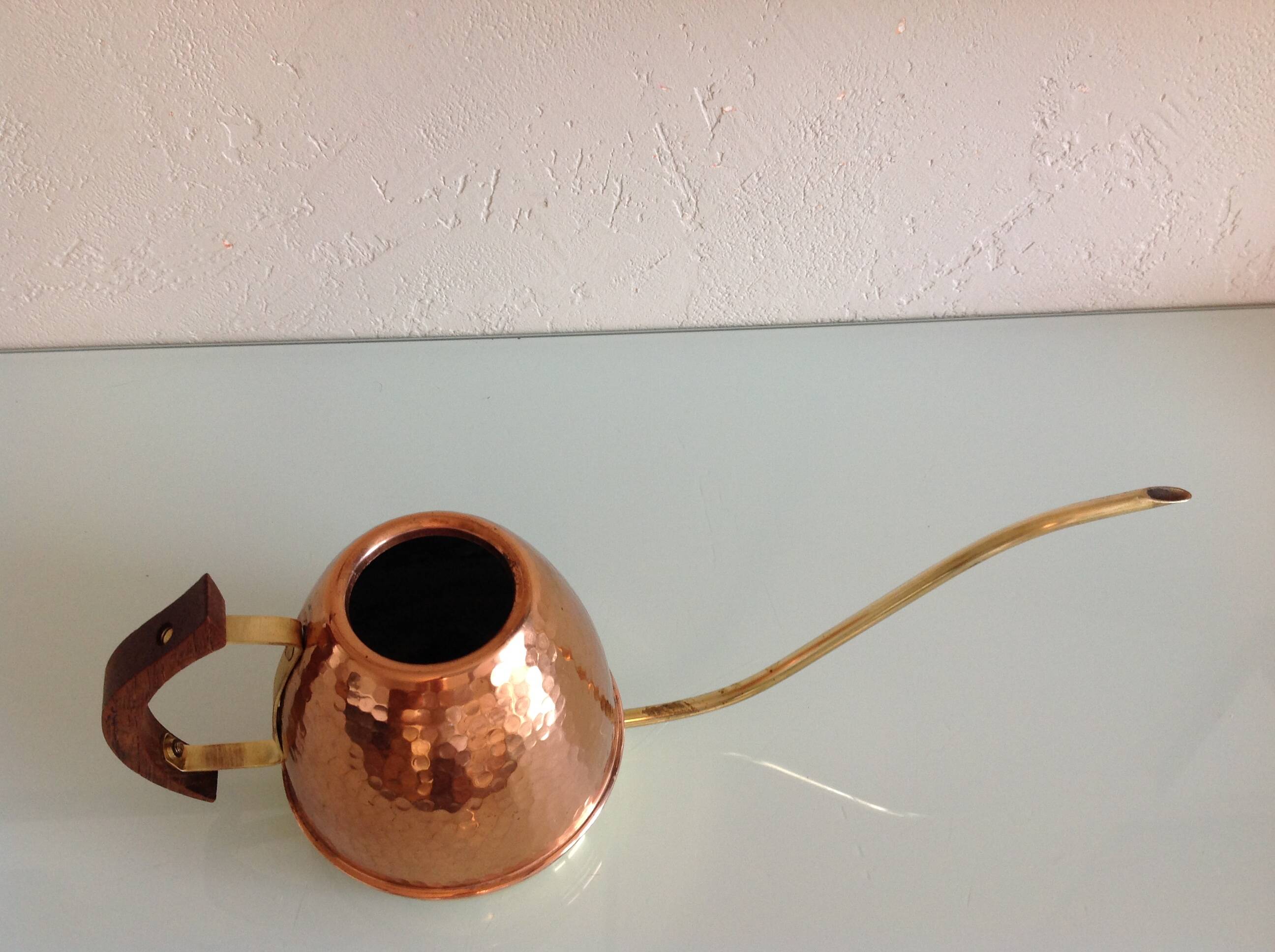 Watering can in hammered red copper and wooden handle/vintage 60s-70s