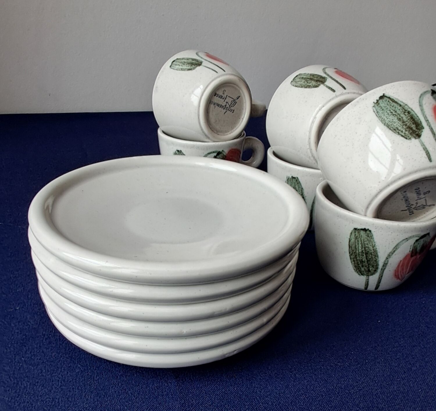 Cups and saucers Sarreguemines. Glazed stoneware. Hand-painted decoration.