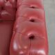 Incroyable fauteuil Chesterfield en cuir de vache anglais dans une magnifique couleur rouge.
