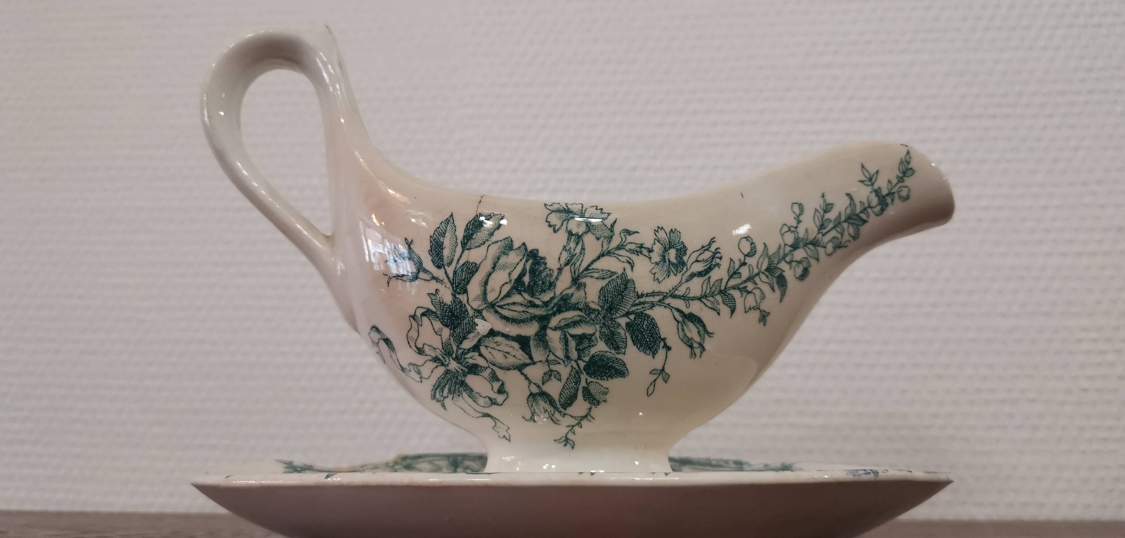 Gravy boat with white and green earthenware handle