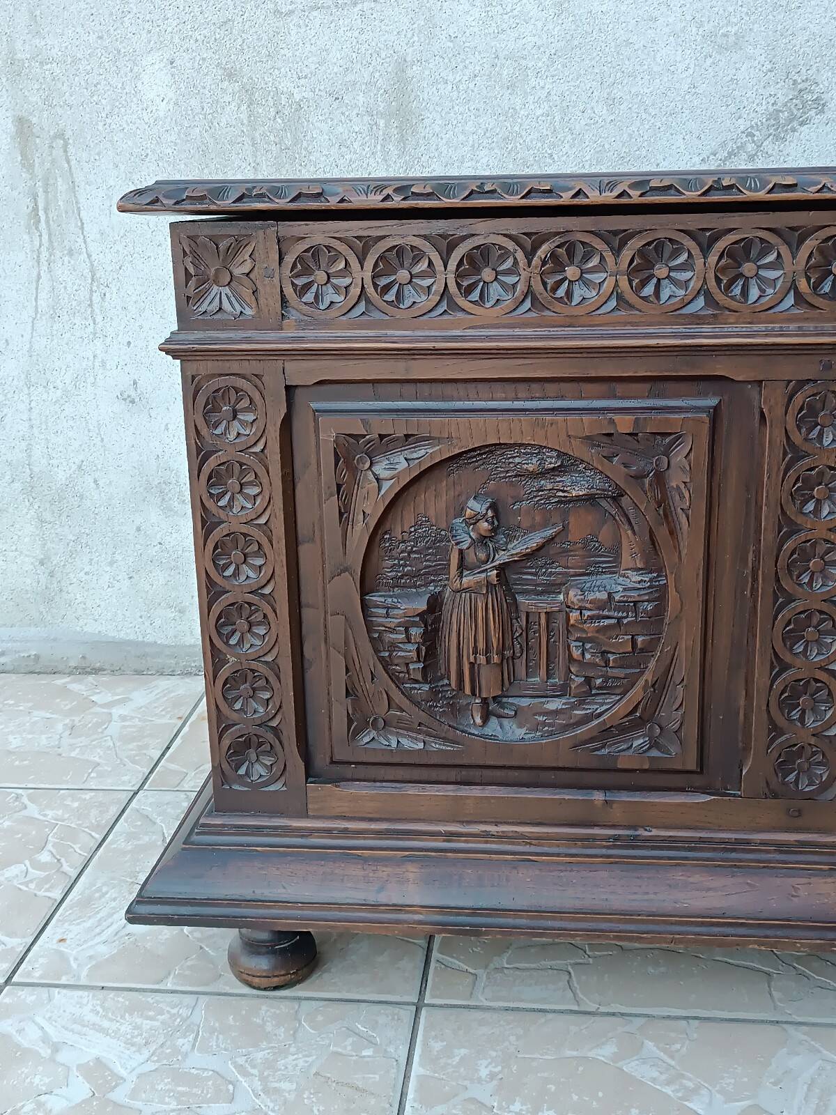 Breton chest in carved wood