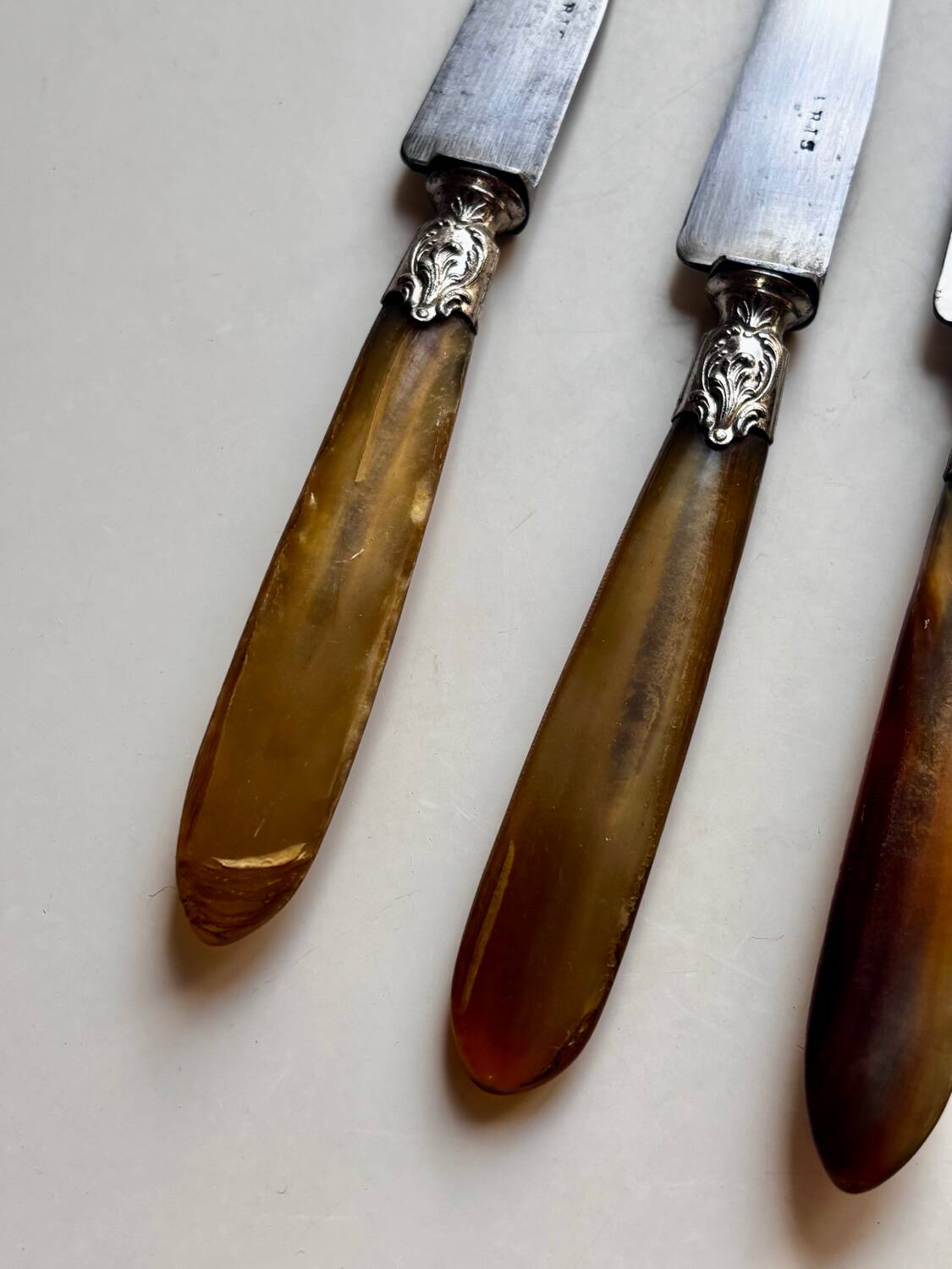 18 Wiskemann table knives in horn