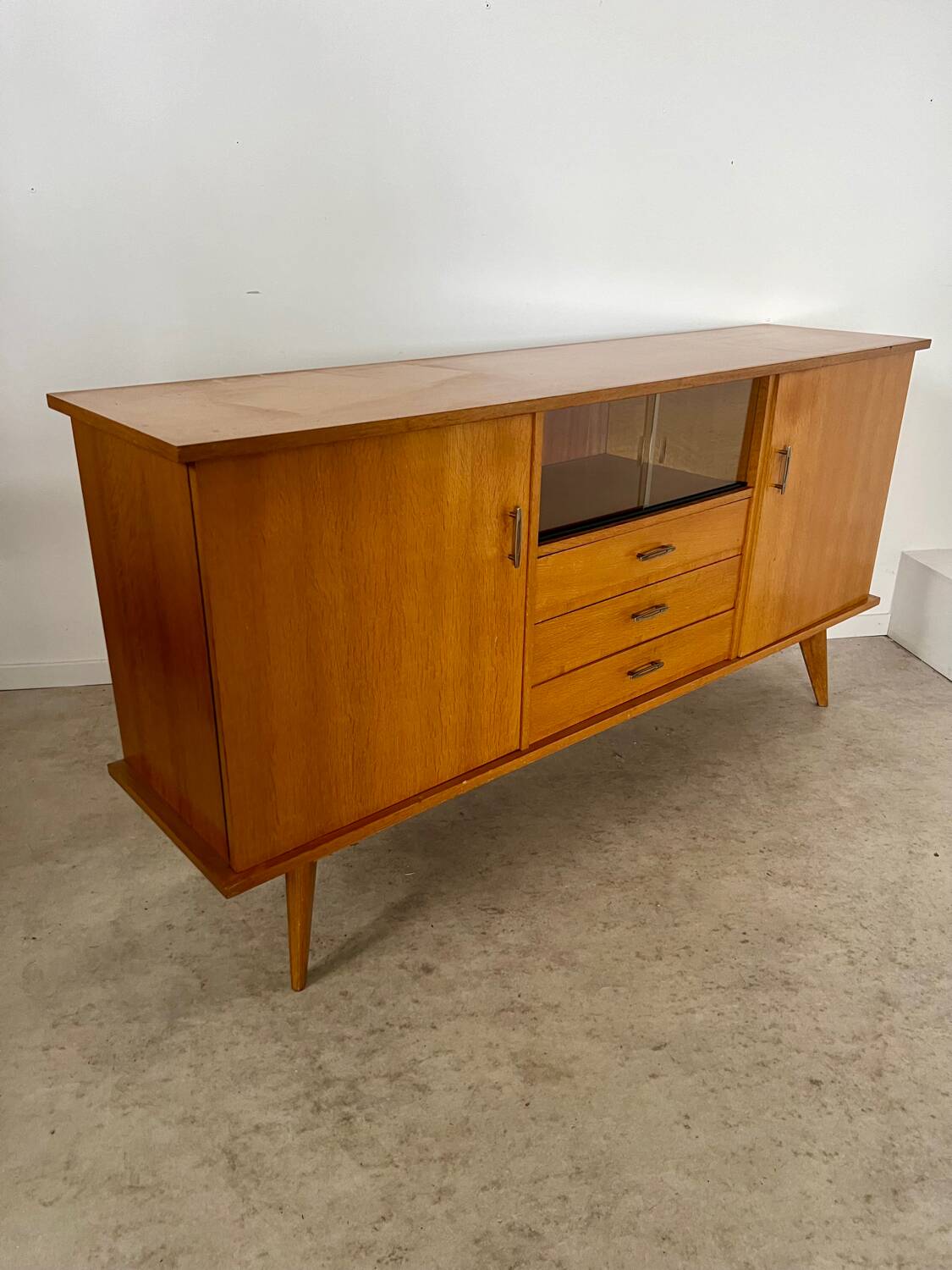 Ancien bahut enfilade en chêne clair pied compas design des années 50 vintage