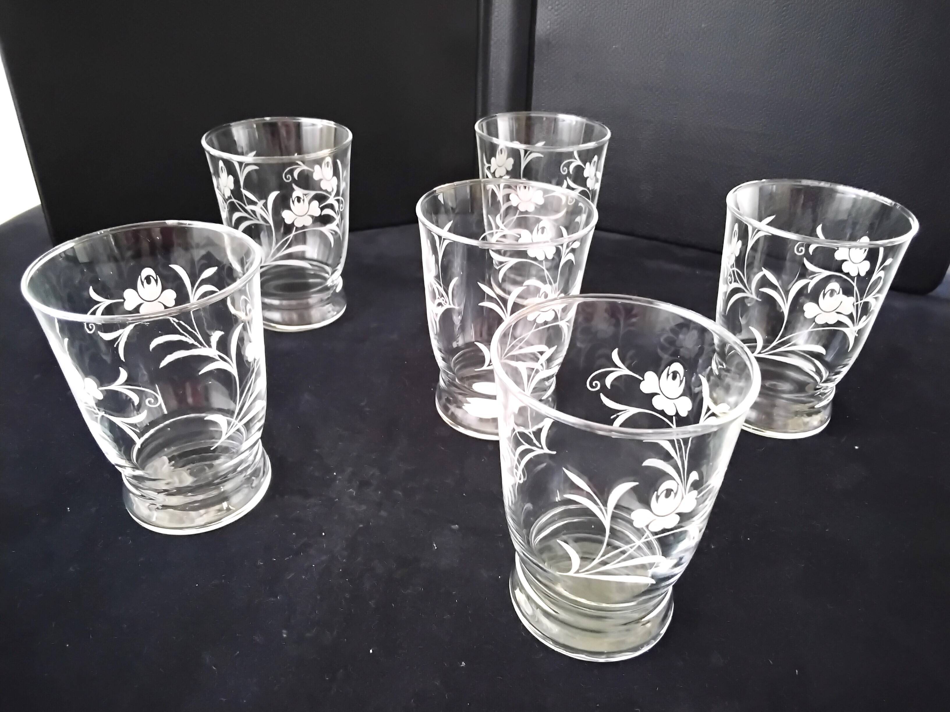 6 Vintage goblet-shaped table glasses Engraved decor