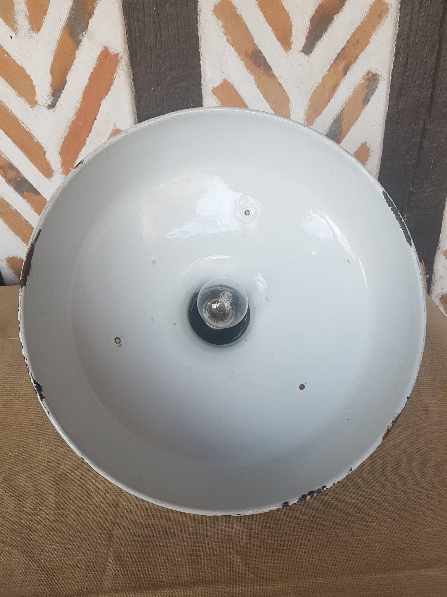 Industrial bowl suspension in enamelled sheet metal