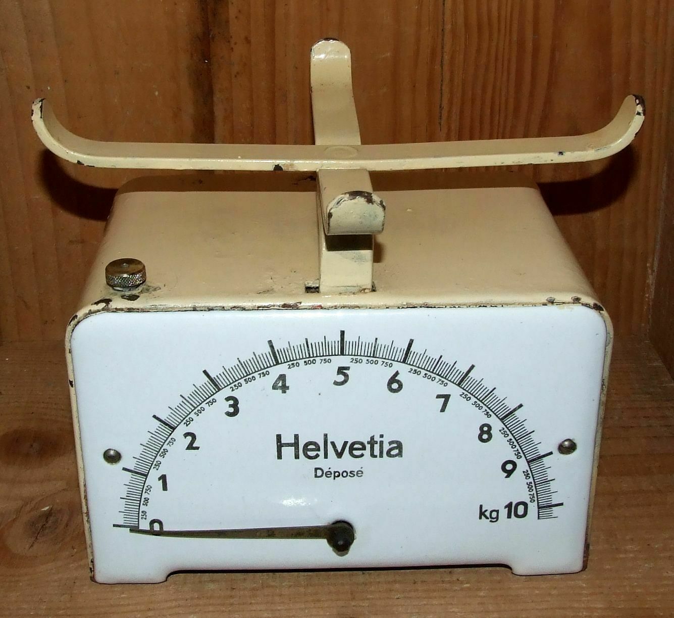 Helvetia kitchen scale with enamelled plate