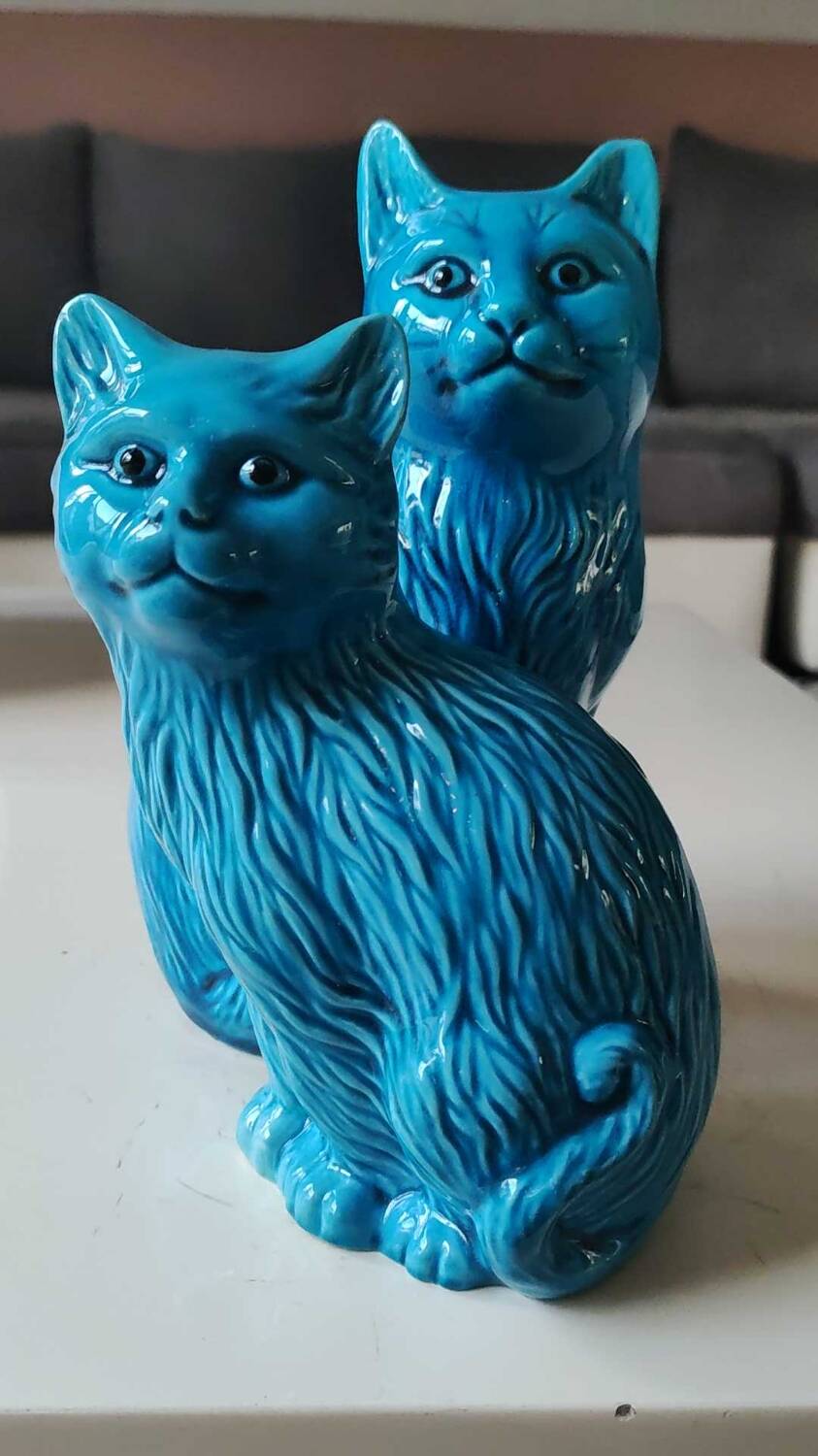 Pair of Chinese cats in turquoise blue enameled porcelain. Heights 20 & 17 cm