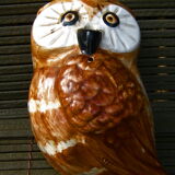 Owl arranges wire or rope