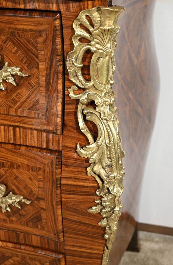 Commode Tombeau en Marqueterie de Bois de Violette, style Transition Louis XIV / Louis XV – 1ère Par