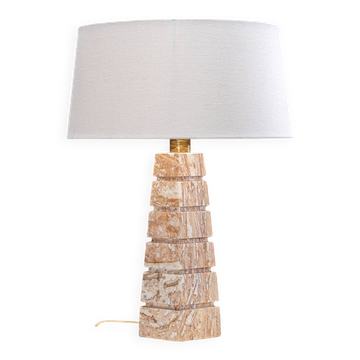 Lampe de table en travertin-onix en forme de pyramide géométrique.