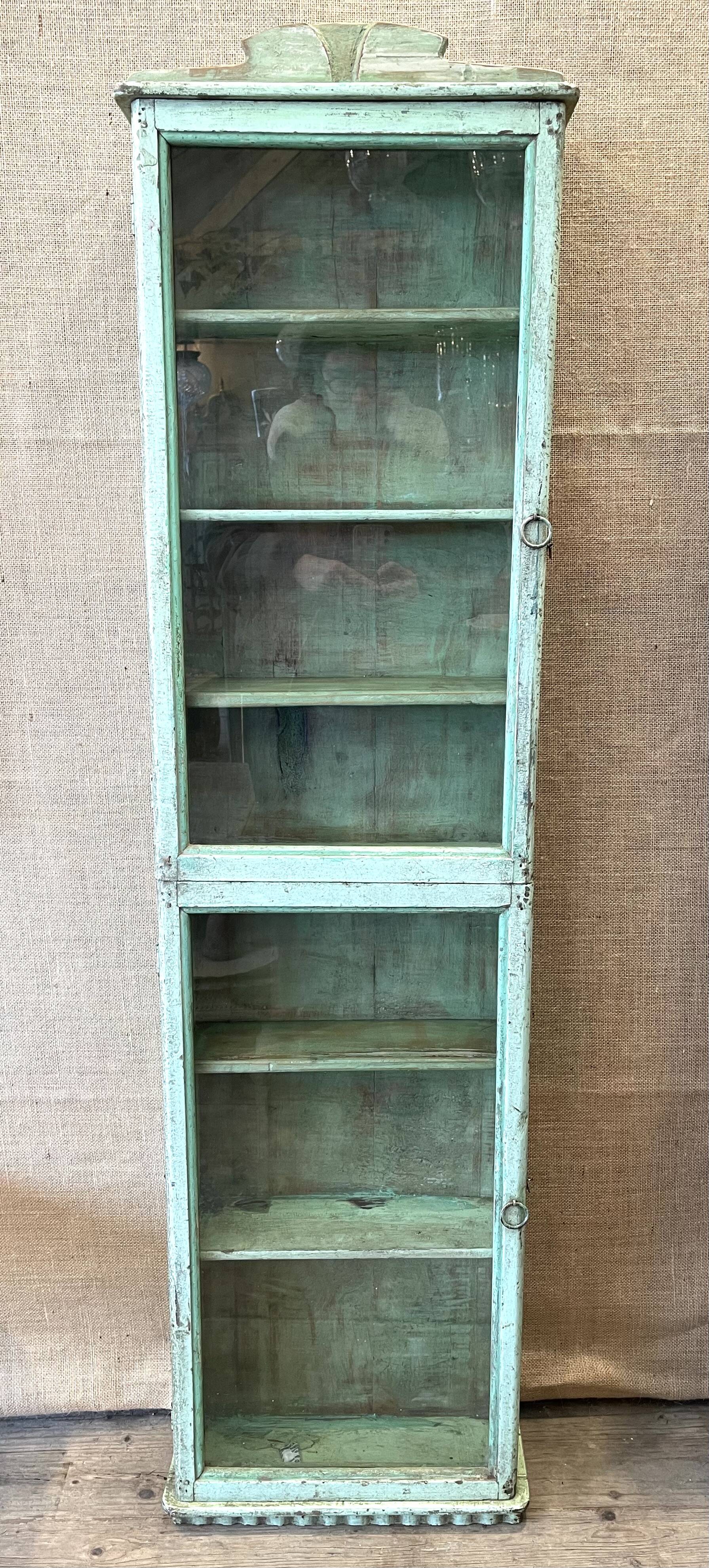 Petite vitrine en bois laqué vert