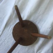 Tabouret bois art populaire tripod pieds compas ancien