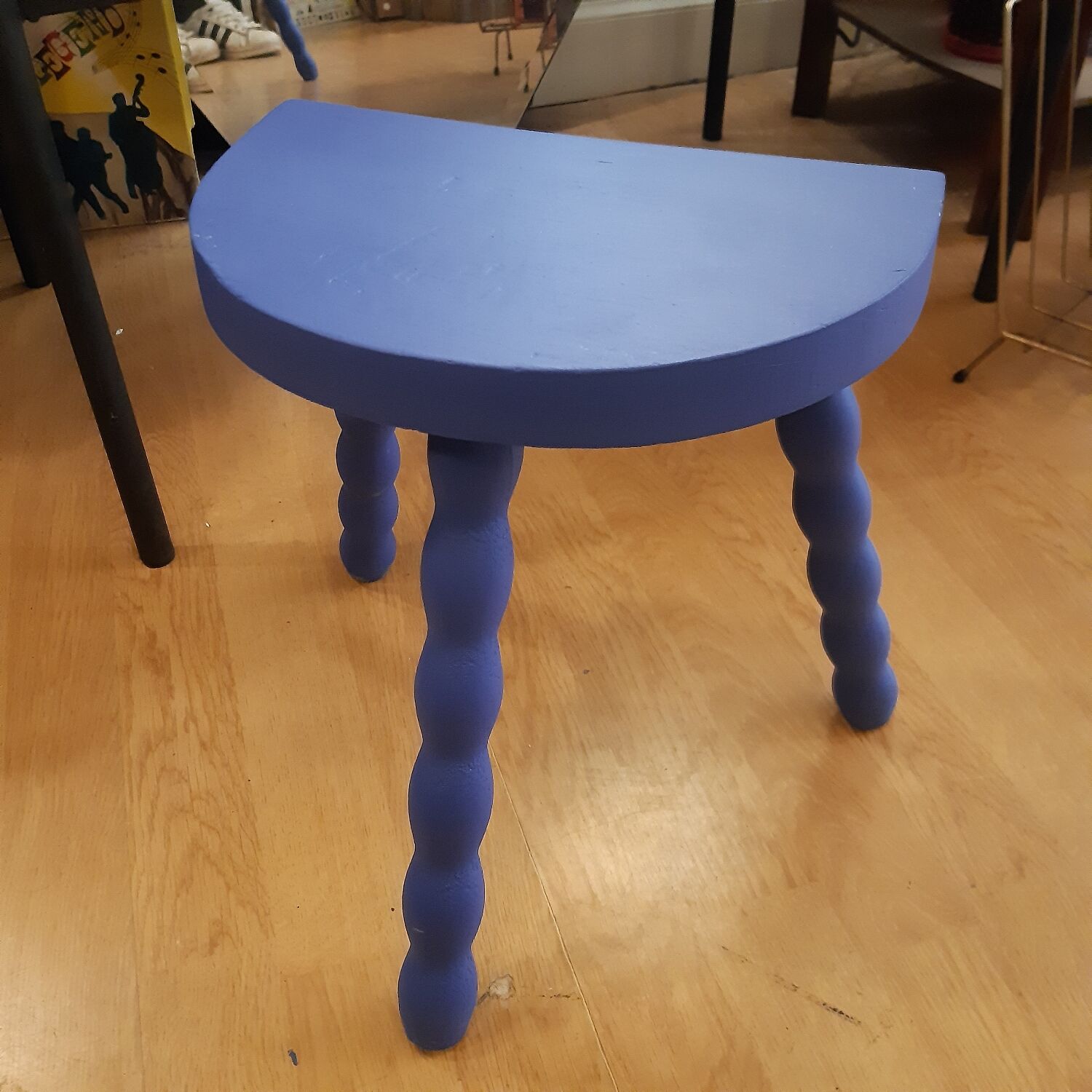 Pearl wood tripod stool majorelle blue