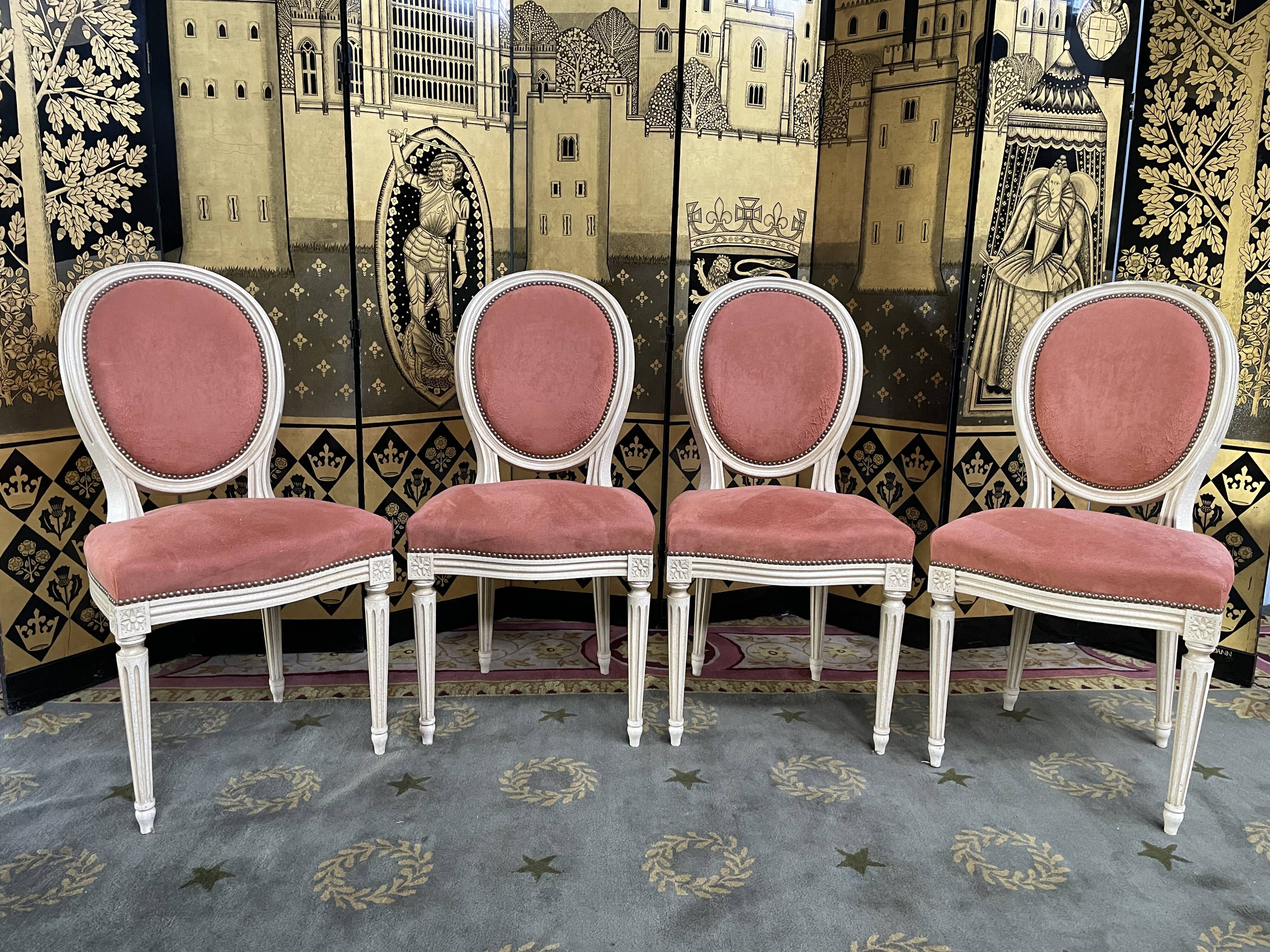 Suite de 4 chaises style Louis XVI médaillon