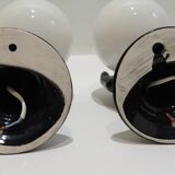 Paire d’appliques mains noires tenant un globe en opaline, années 70