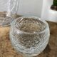 Vase et bougeoirs en verre craquelé