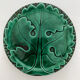 Plat rond barbotine feuille d’acanthe verte vintage