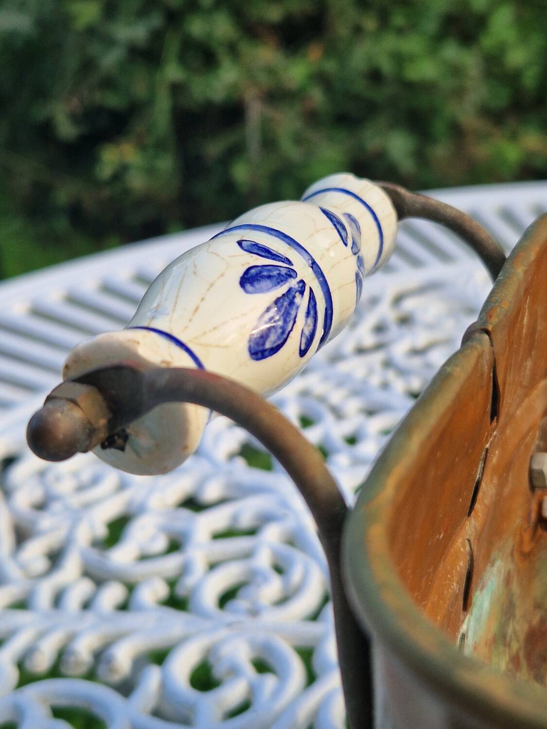 Cache-pot vintage en cuivre avec poignées en céramique et pieds griffe