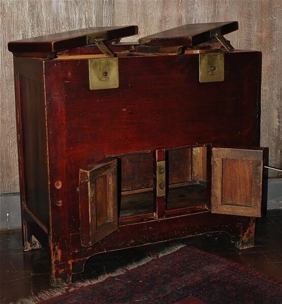 Chinese antique sideboard with 2 doors, 2 compartments.