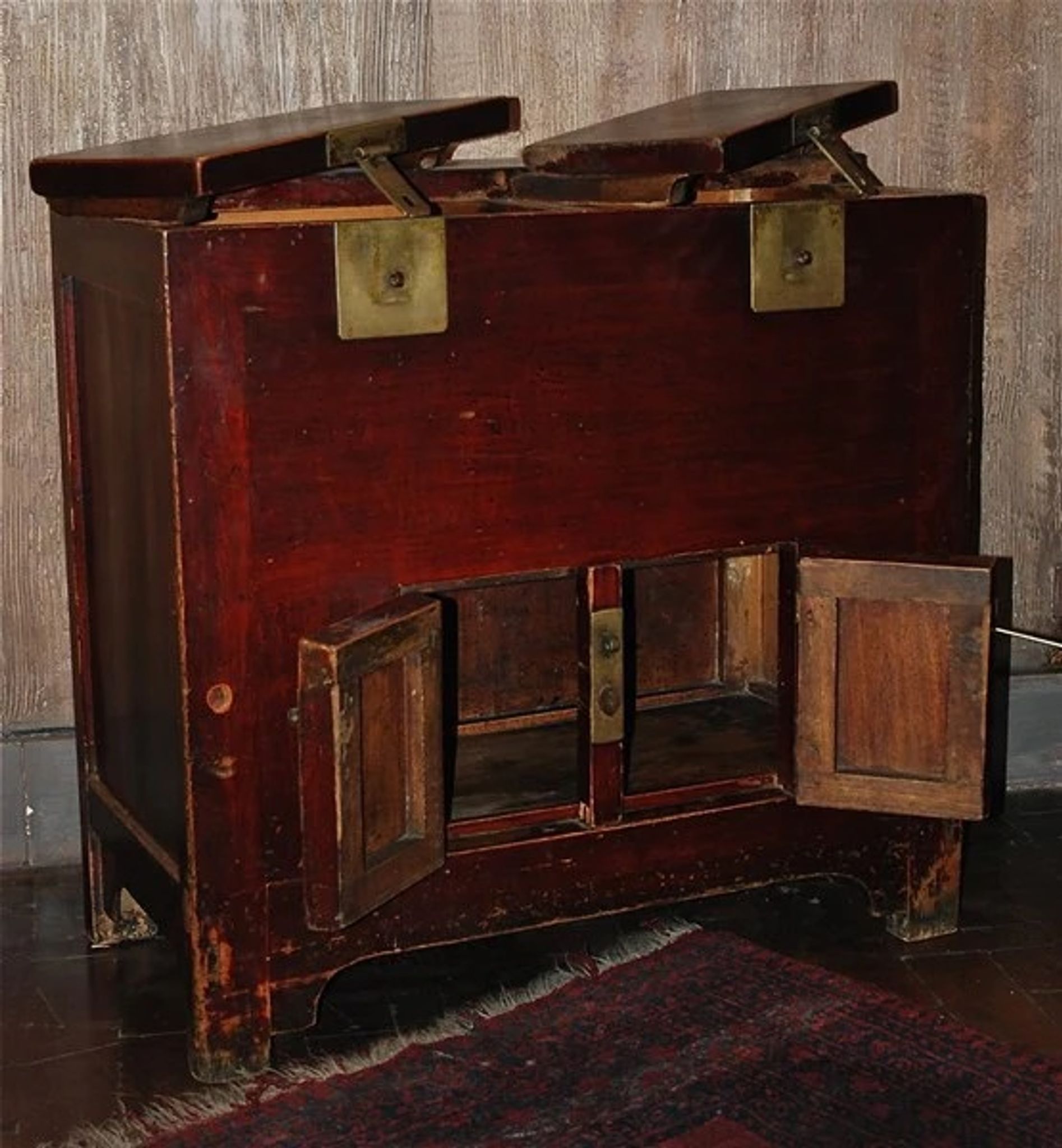 Chinese antique sideboard with 2 doors, 2 compartments.