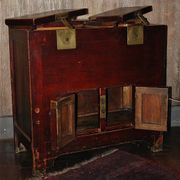 Chinese antique sideboard with 2 doors, 2 compartments.