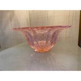 Vase en verre rose avec de l'or et des bulles d'air de forme ronde