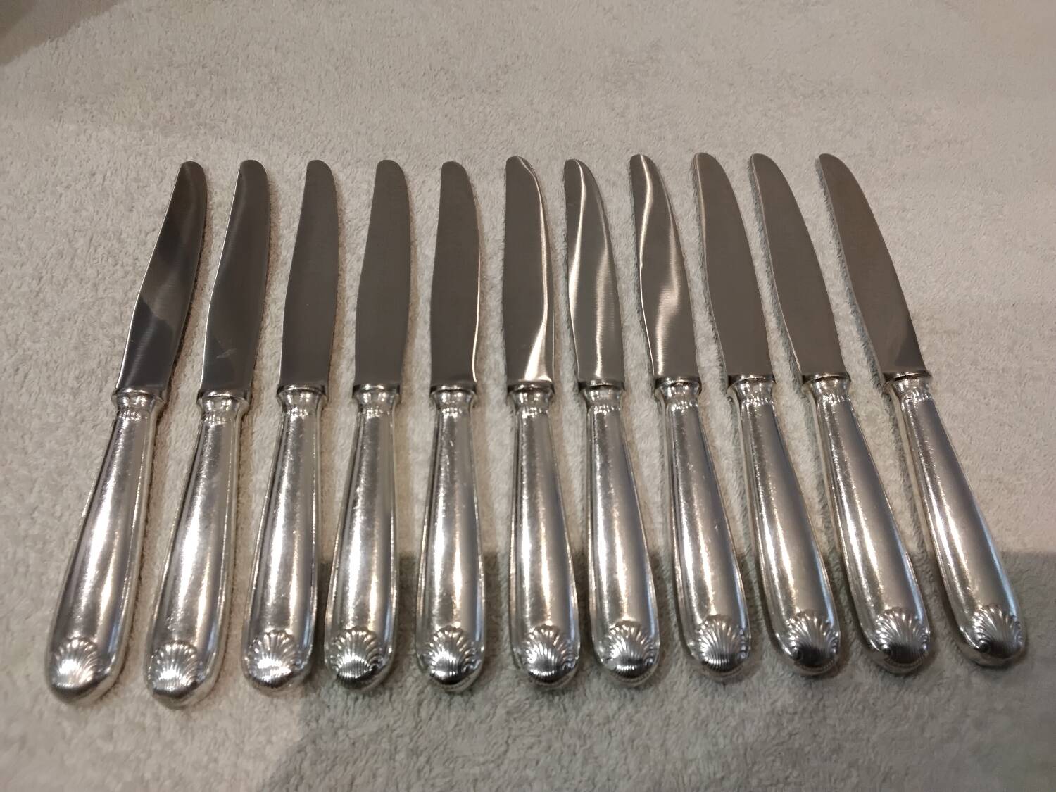 12 silver-plated dessert knives by Christofle Vendôme, 20.3cm