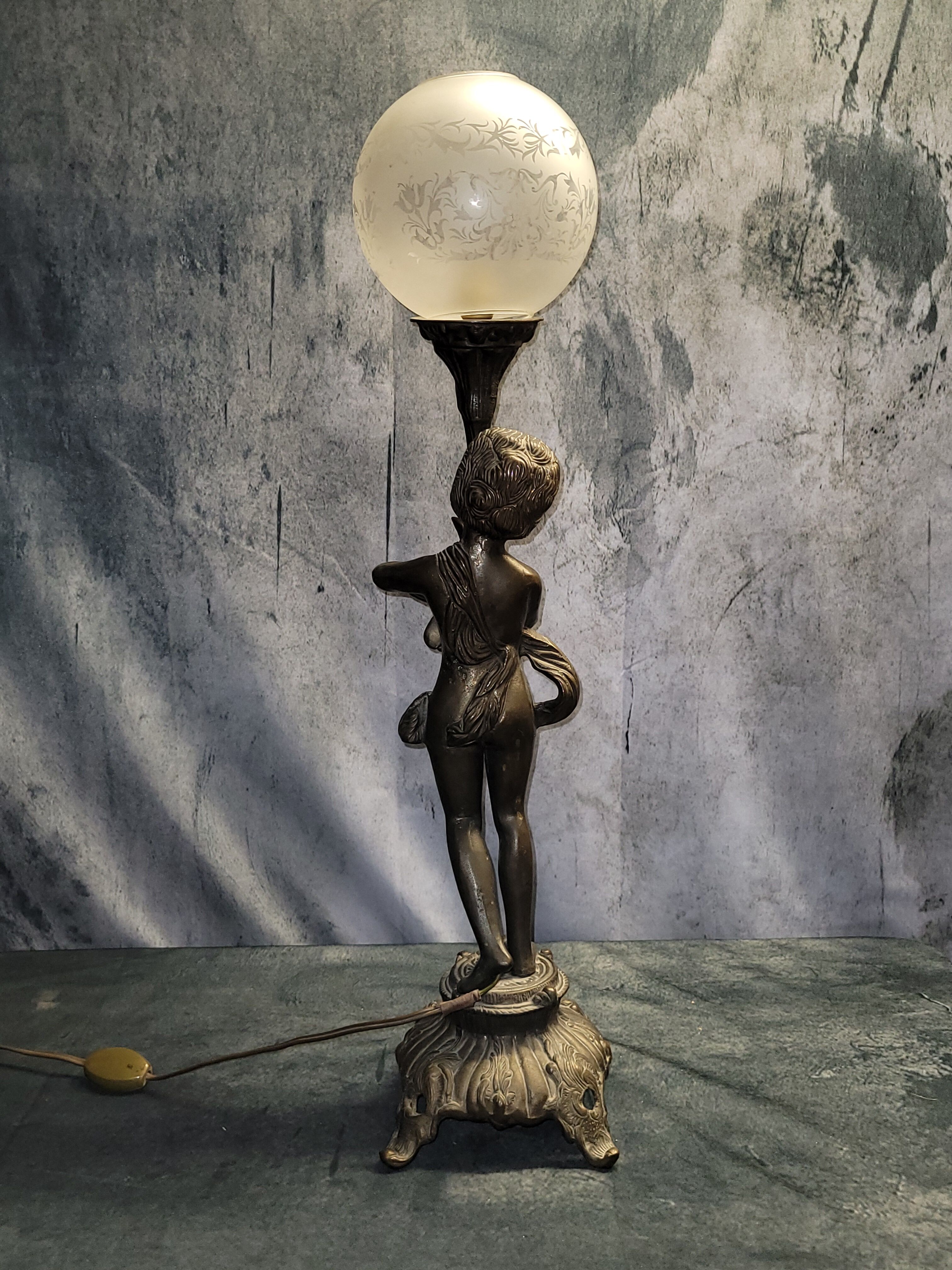 Lampe en Bronze électrifié figurant un rnfant XIXe