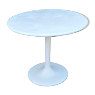 Round fiberglass table tulip foot