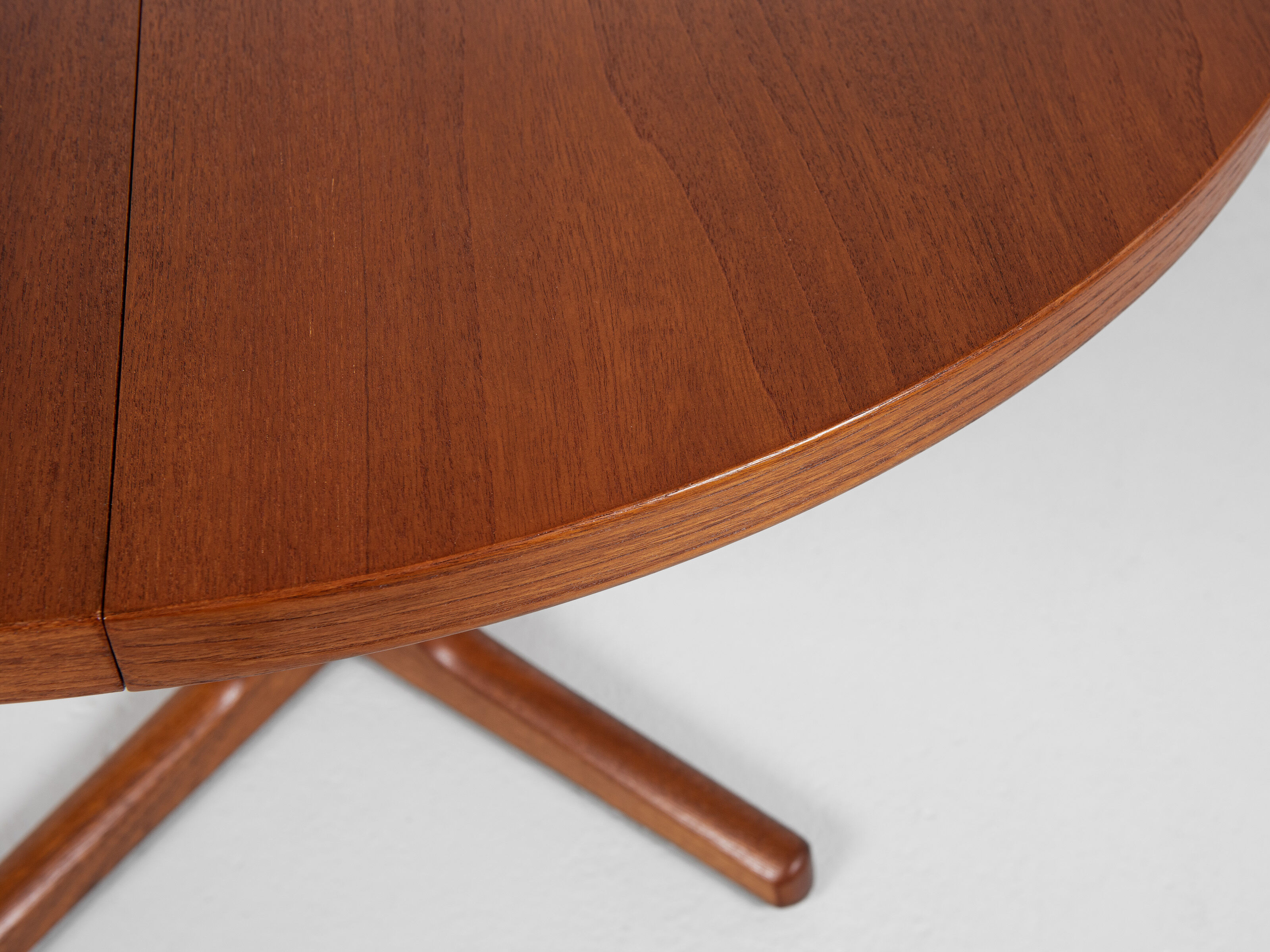 Midcentury Danish round extendable dining table in teak 1960s - with flat border