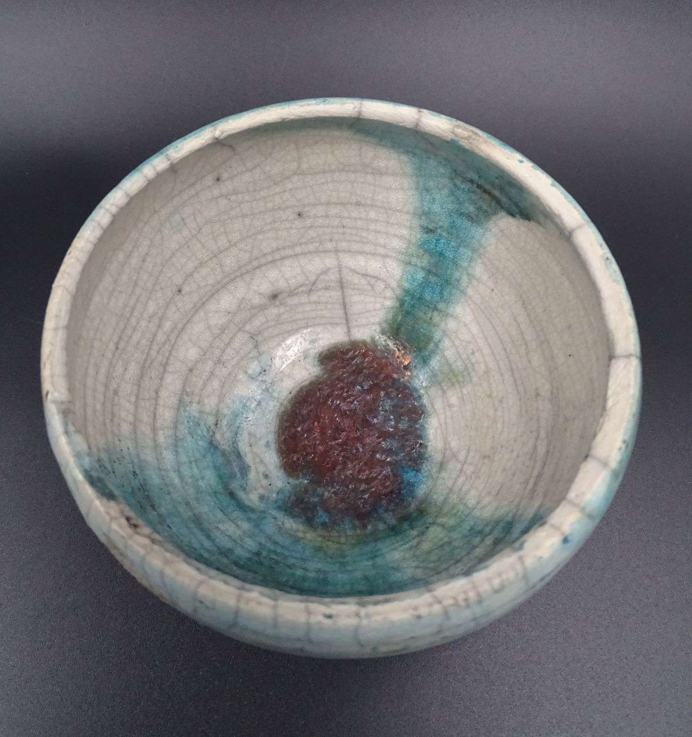 Boite en raku moderne signée, joli prise brutaliste et couleurs superbes