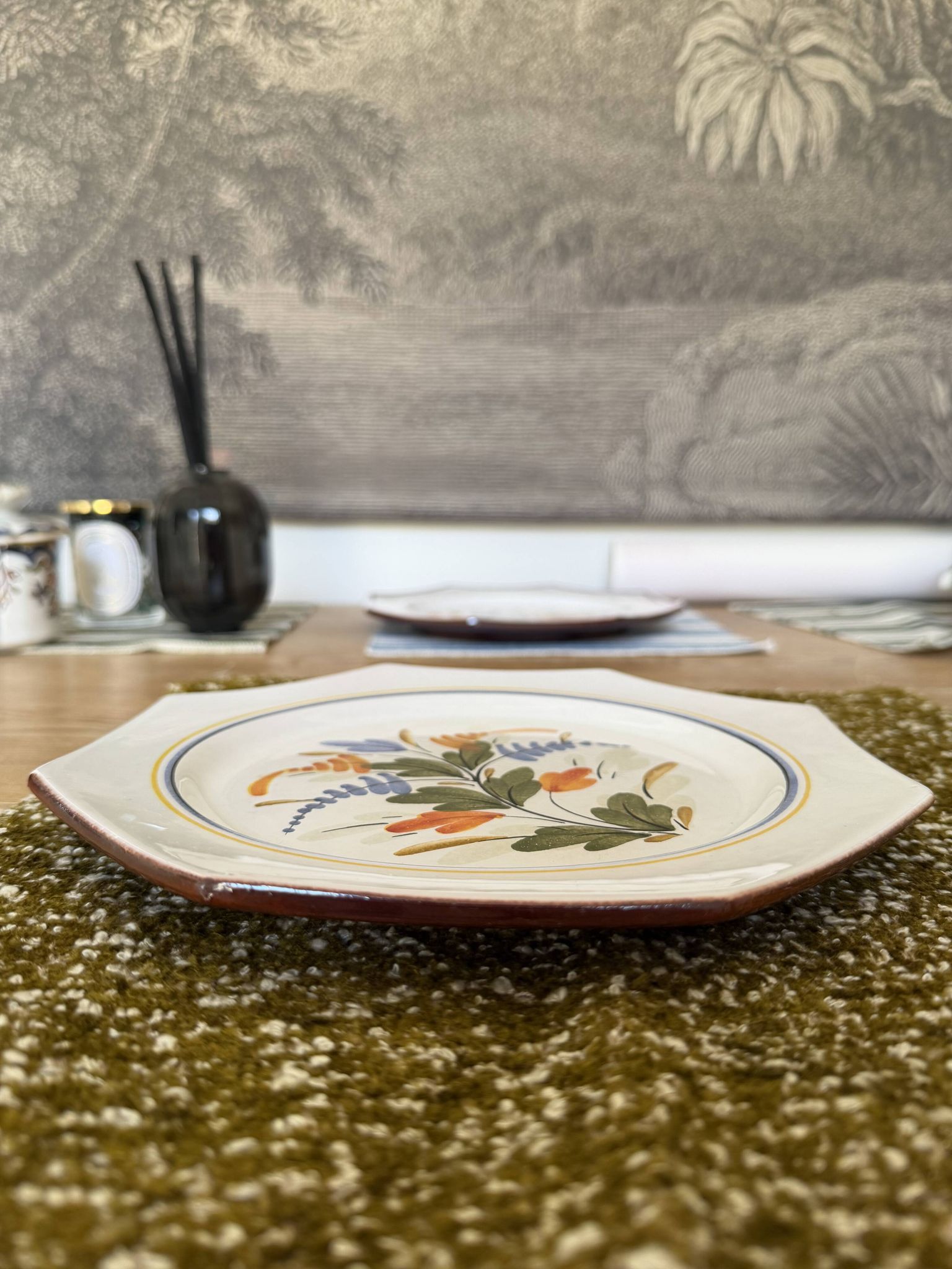 Assiette vintage octogonale peinte à la main
