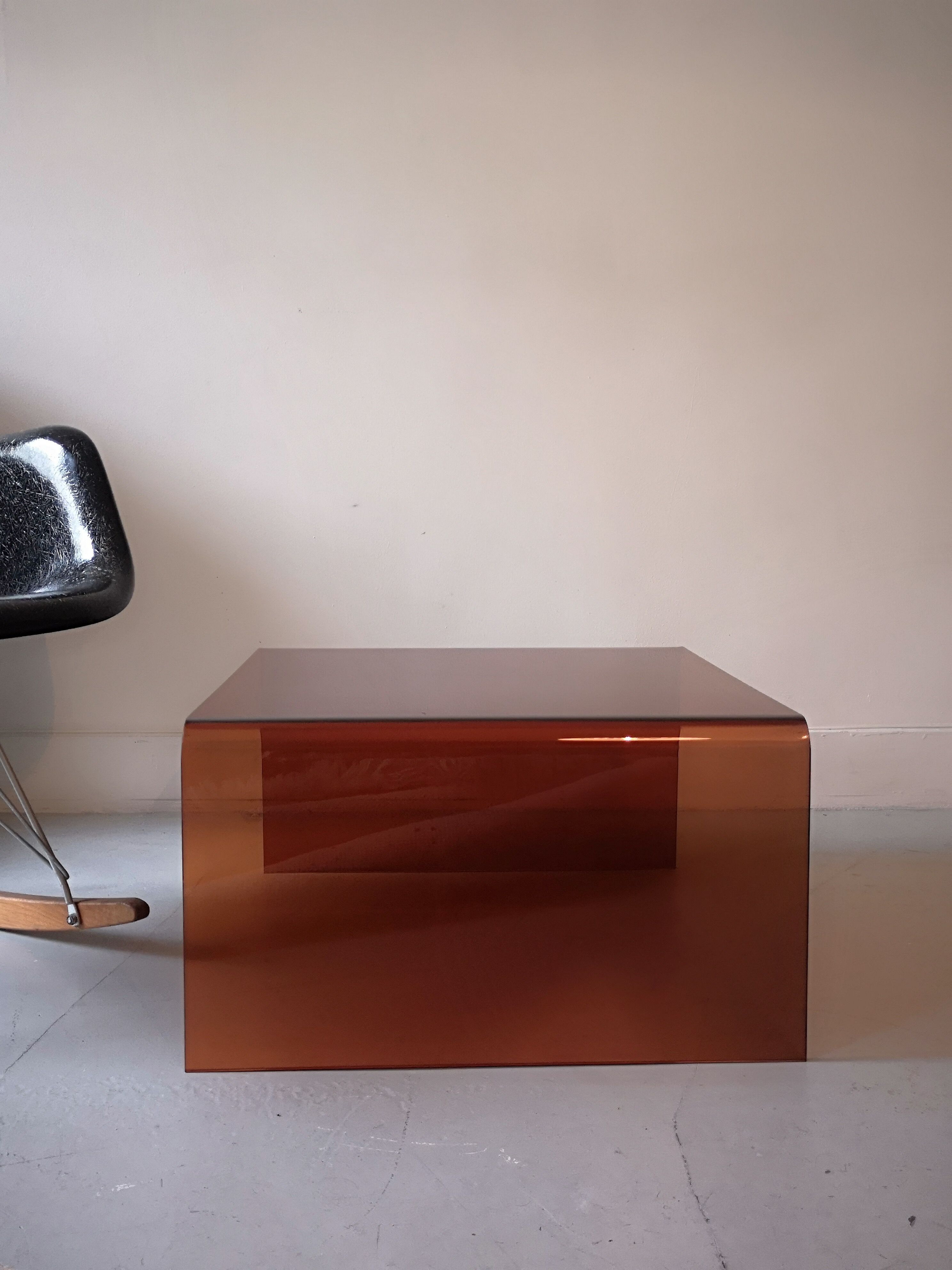 Table basse en plexiglas fumé 1970, Ligne Roset