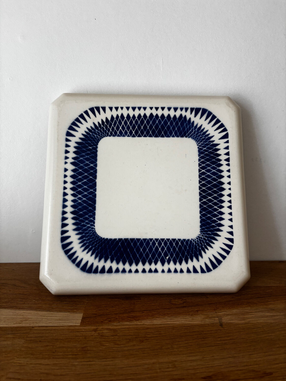 Vintage old trivet Badonviller blue graphic pattern