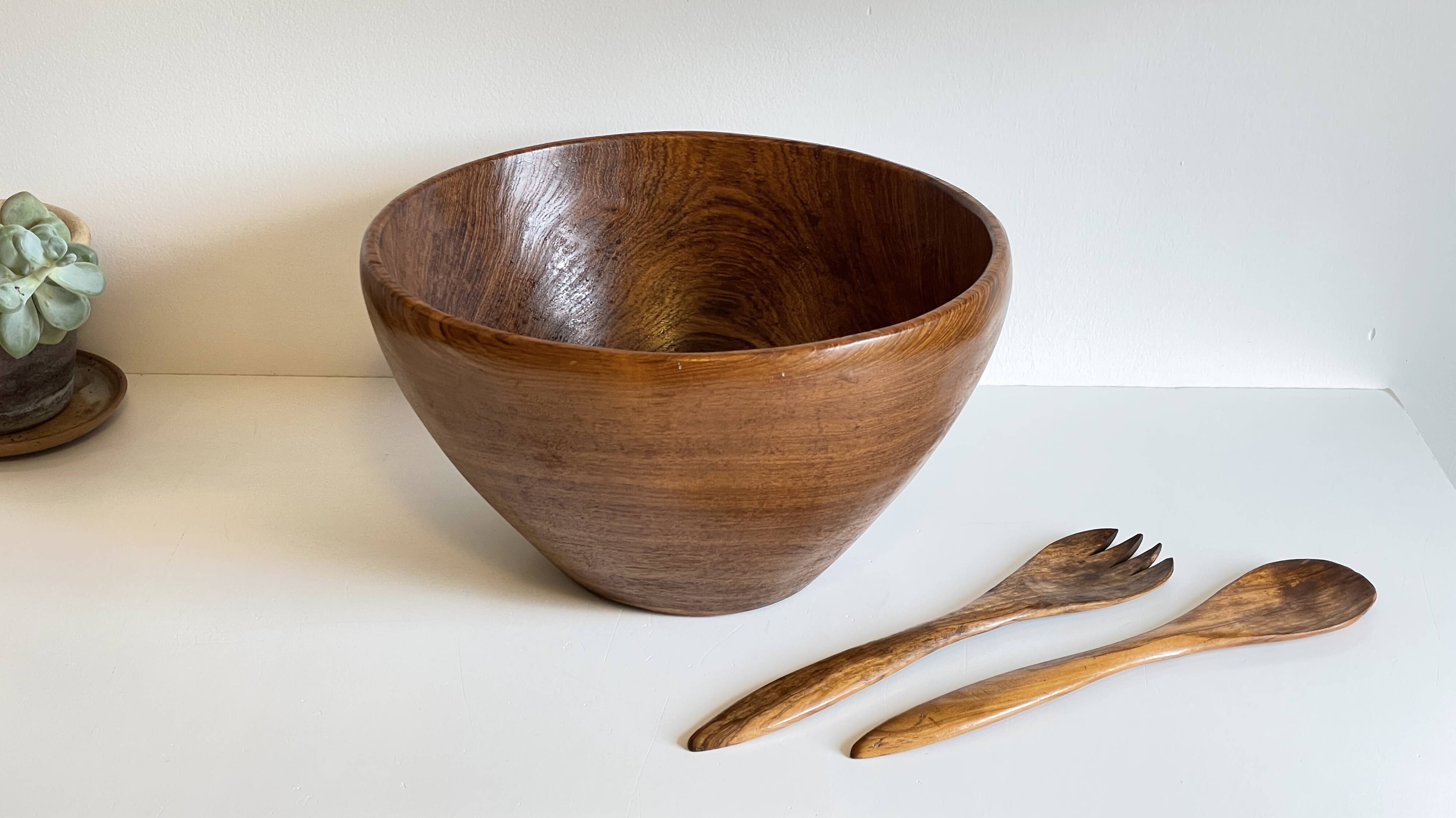 Scandinavian salad bowl in solid teak and cutlery