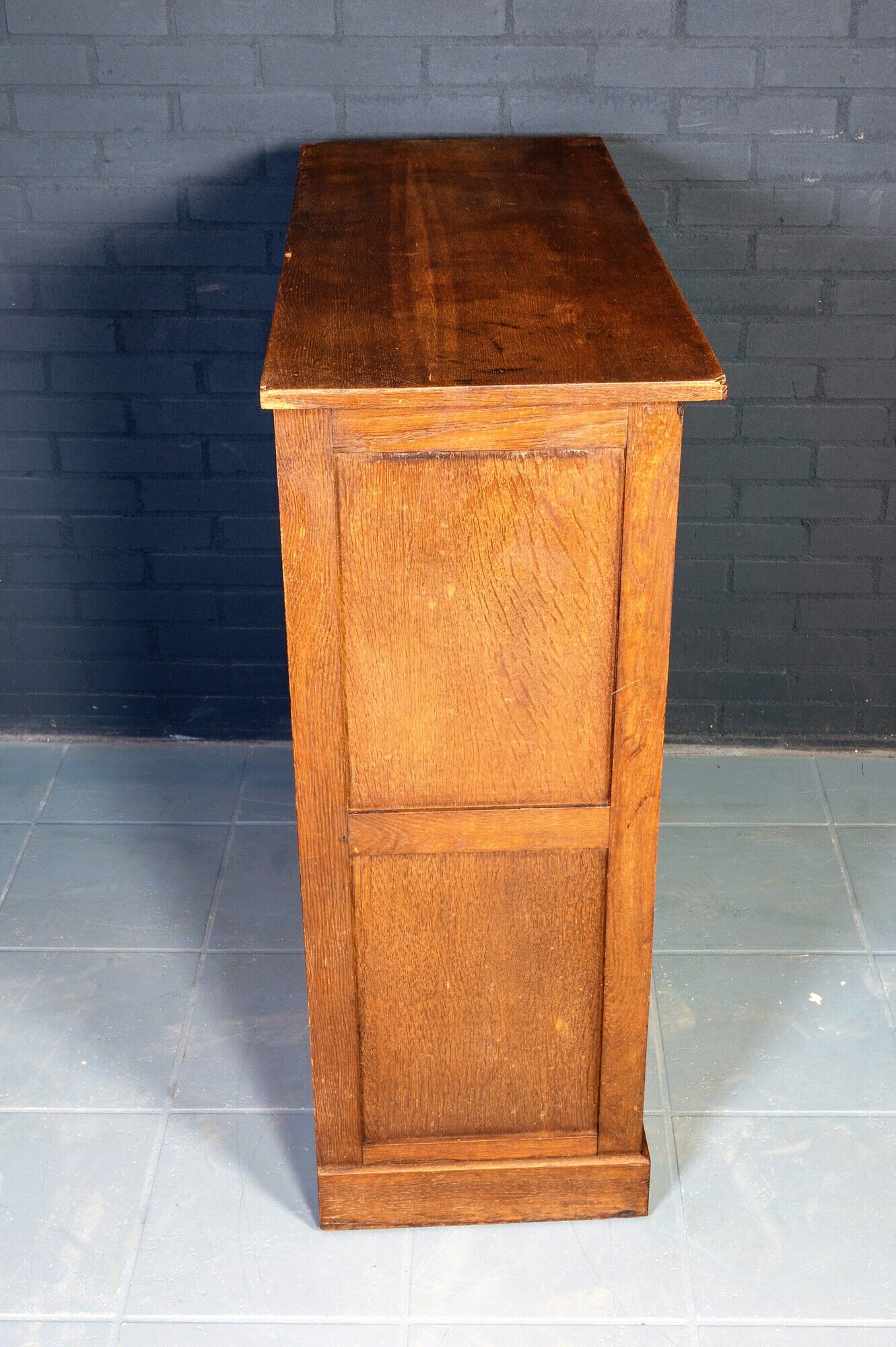 Classeur vintage avec deux portes à roulettes