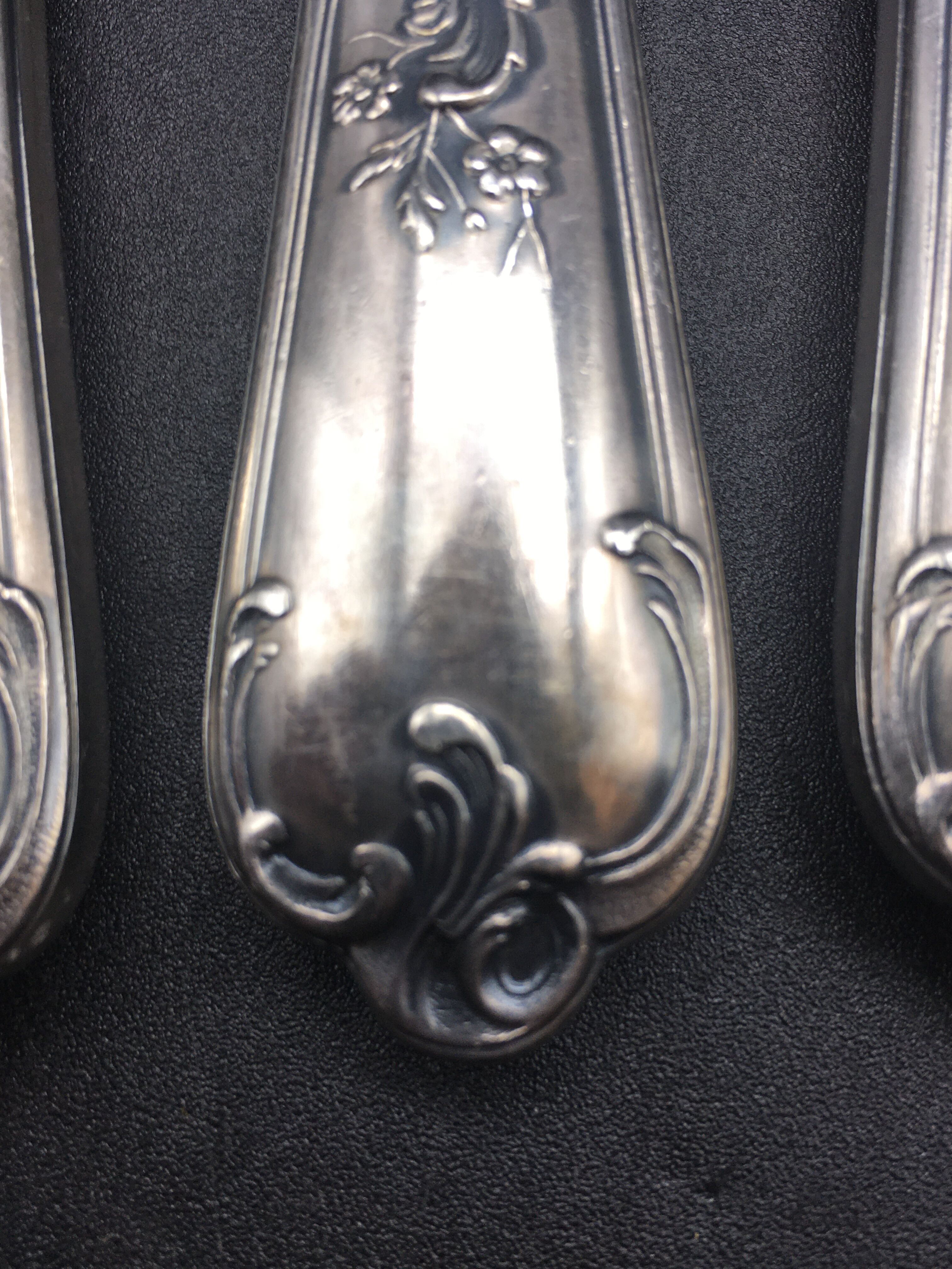 12 silver metal table knives model Rocaille