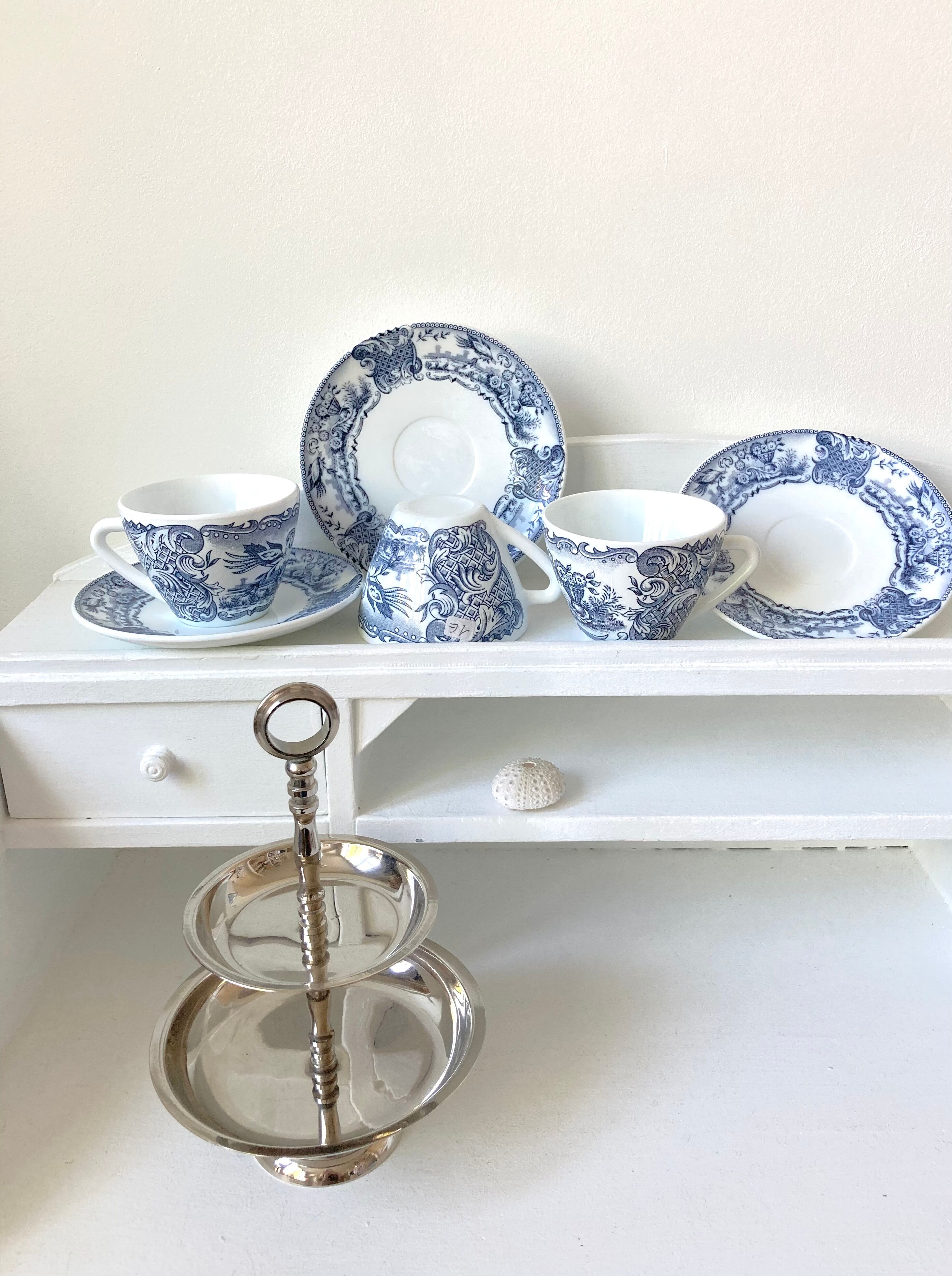 Two-tray display servant