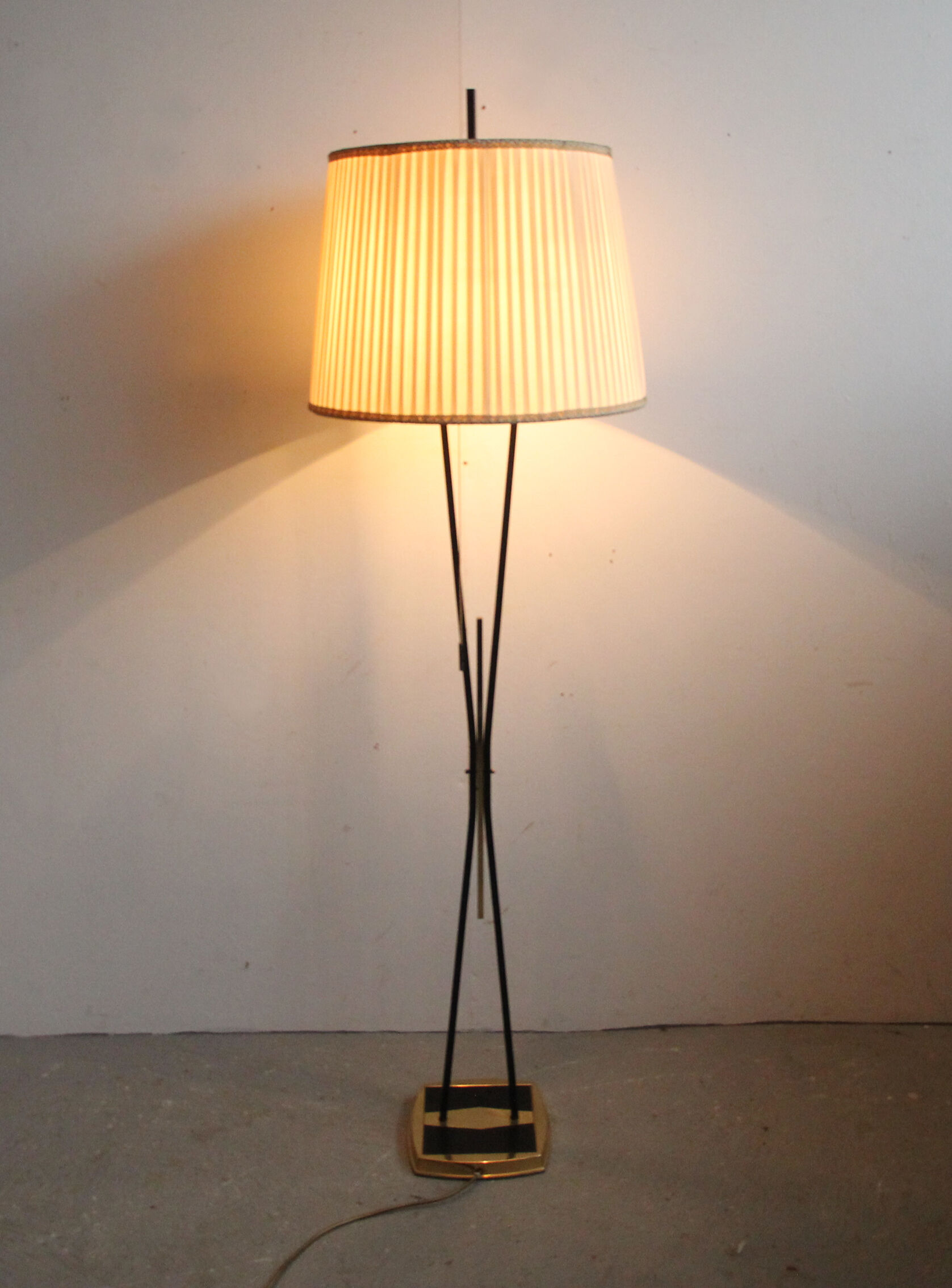 1950s floor-lamp in brass and plissé