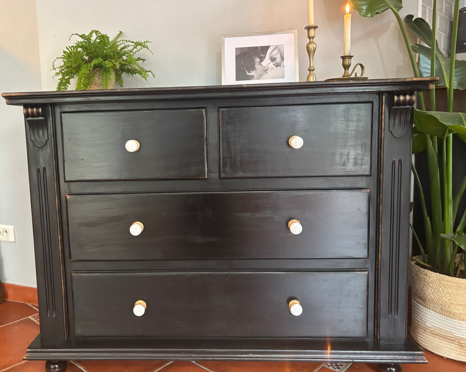 Commode vintage noir en pin peinte à la main