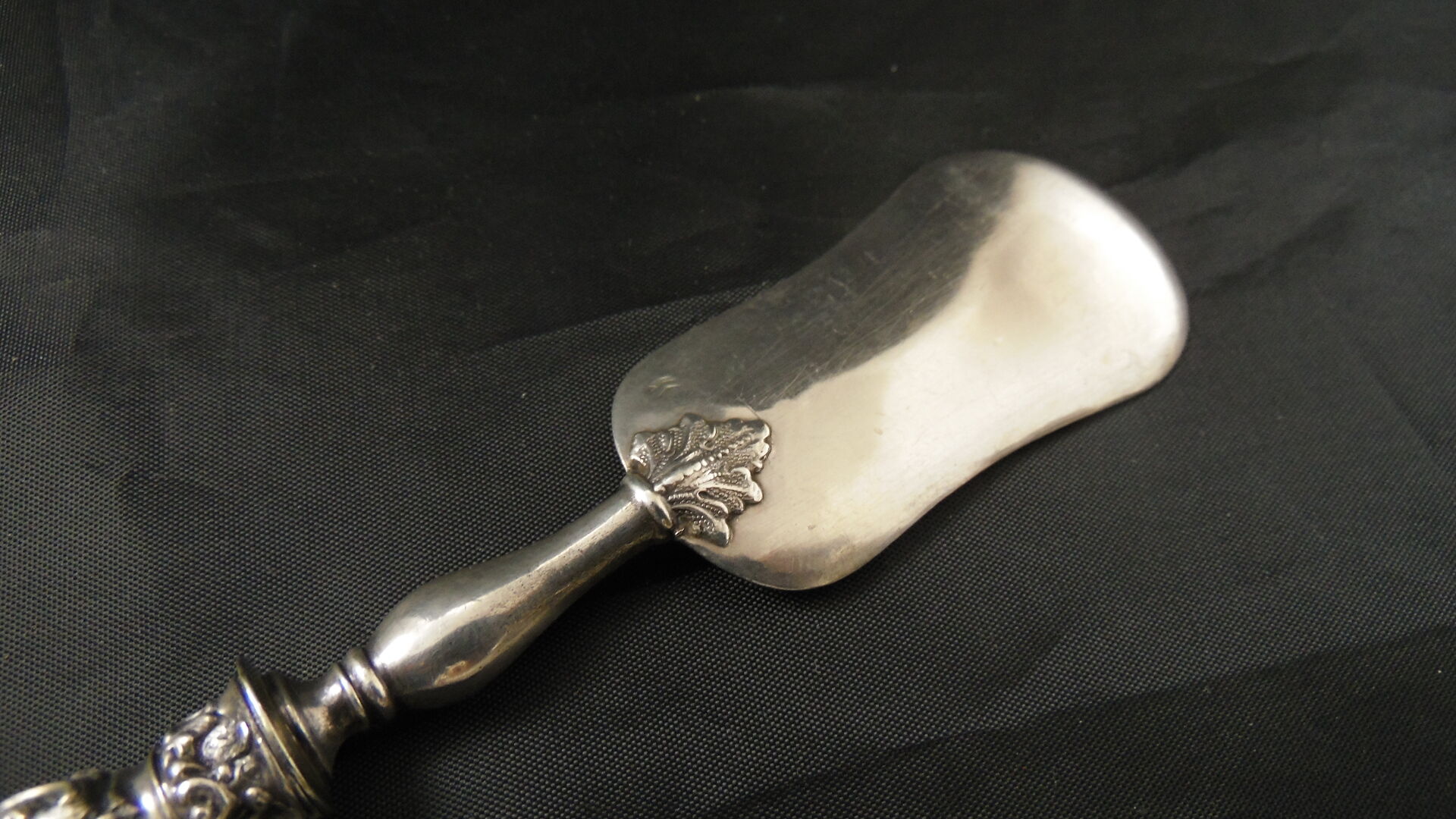 Solid silver foie gras shovel, pâté mignardise Rocaille XIXe Minerve 1st title