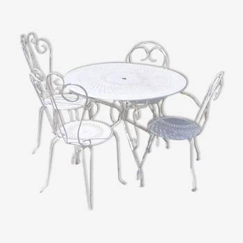 Garden furniture in white wrought iron
