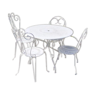 Garden furniture in white wrought iron