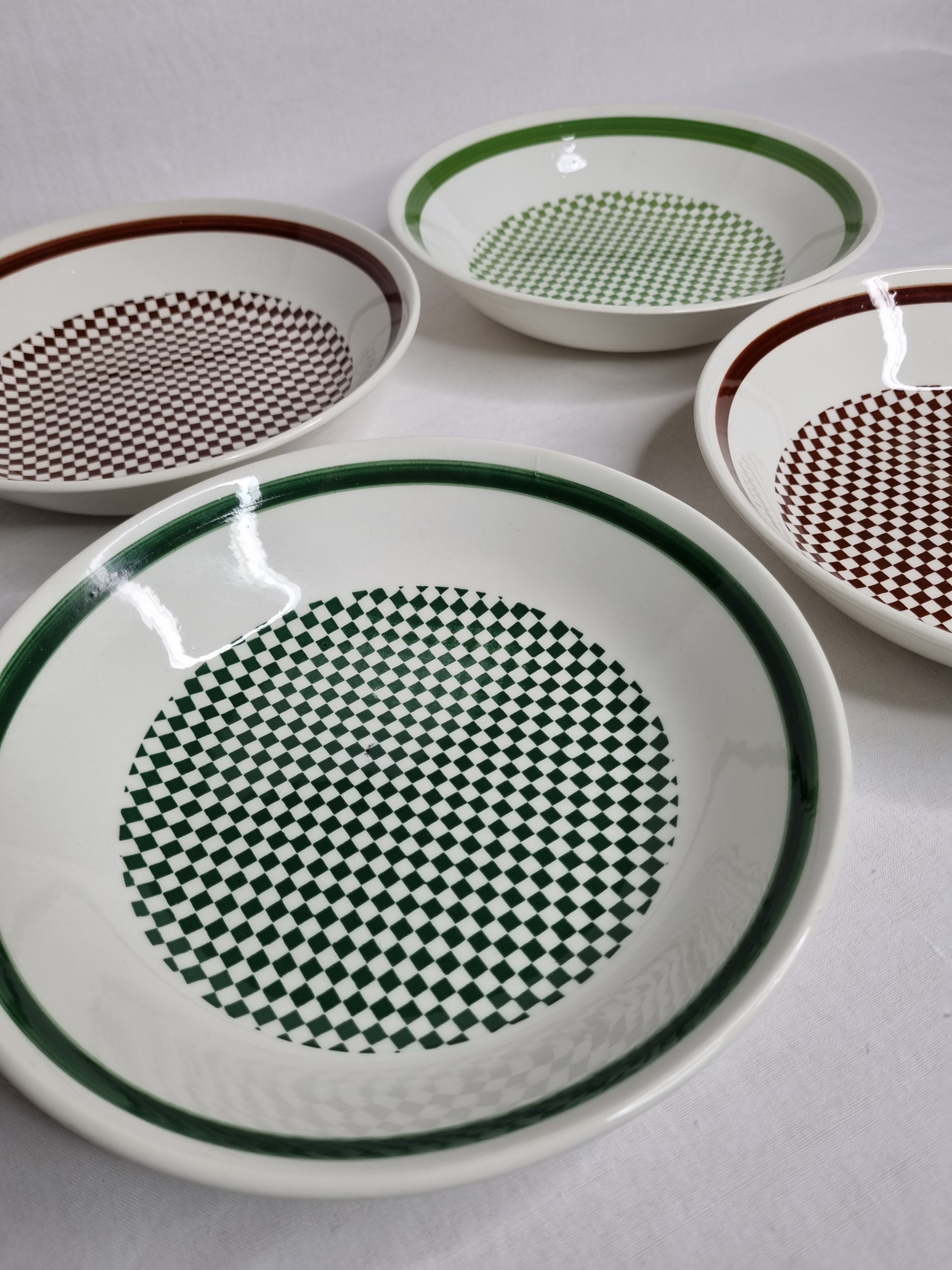 Set of four hollow plates with checkerboard decoration of the faience factory of Gien, 20 cm