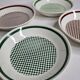 Ensemble de quatre assiettes creuses à décor de damier de la faïencerie de Gien, 20 cm